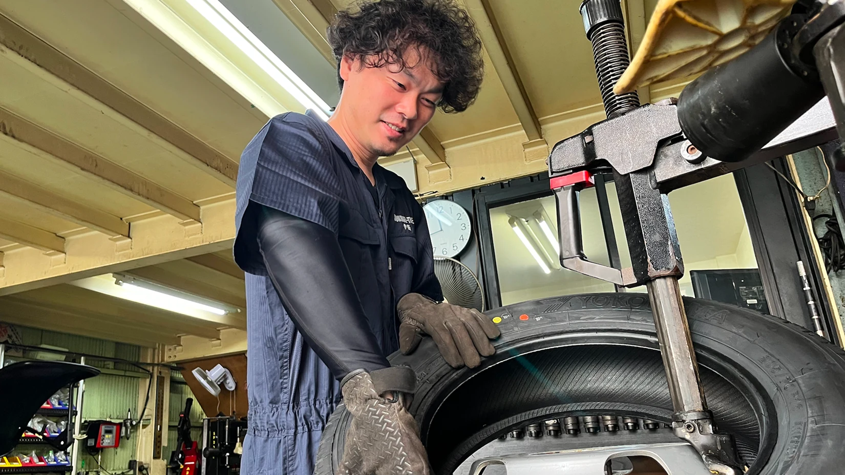 リフトの下でタイヤを取り付ける作業