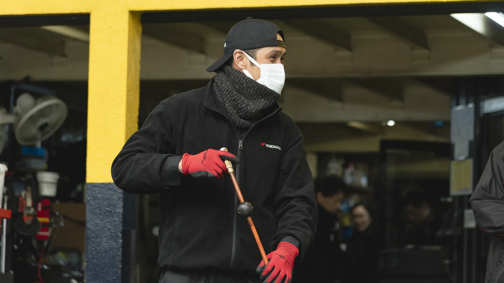 工具を手に作業へ向かうスタッフ