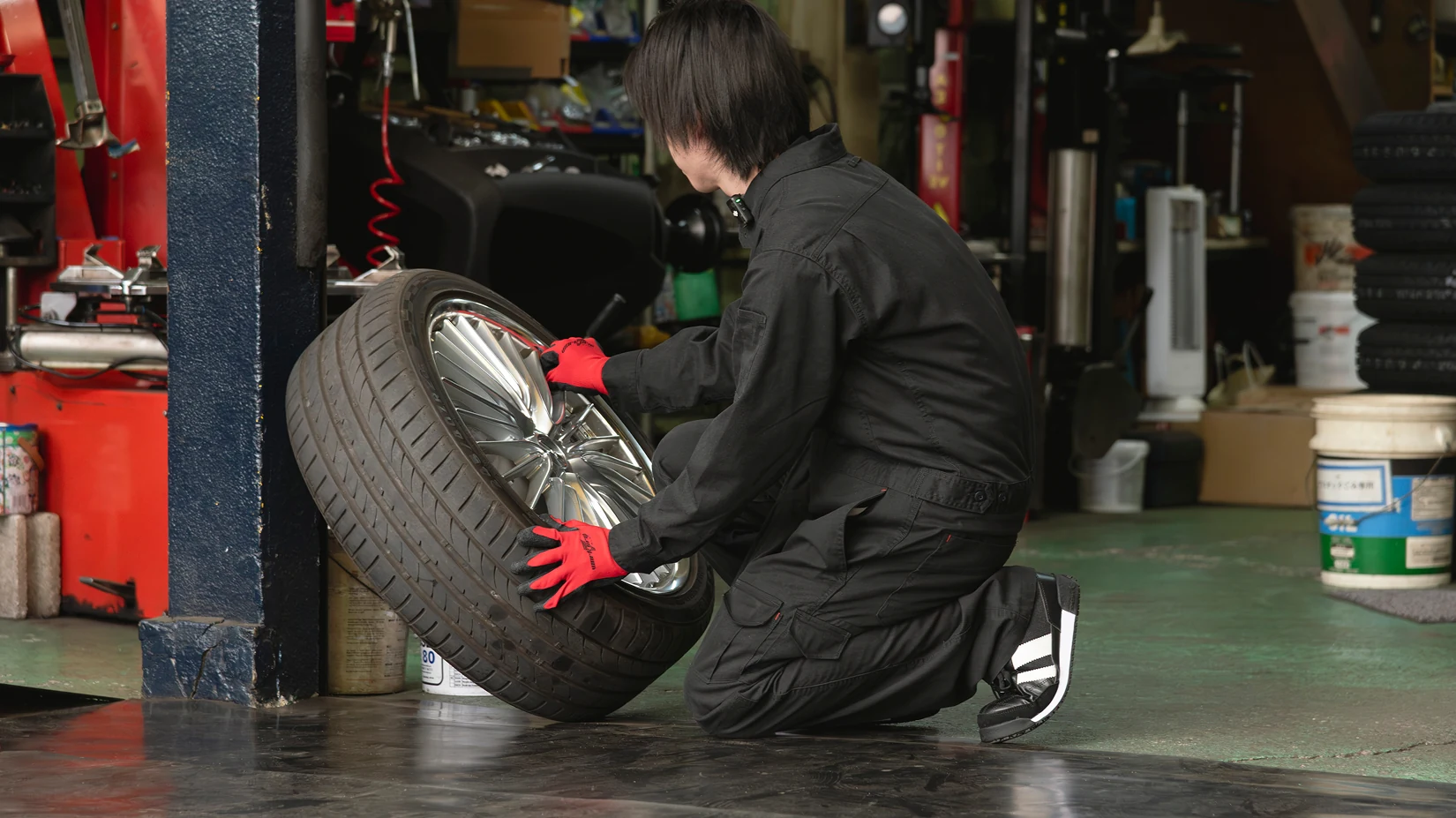 工場内でタイヤを運ぶスタッフ