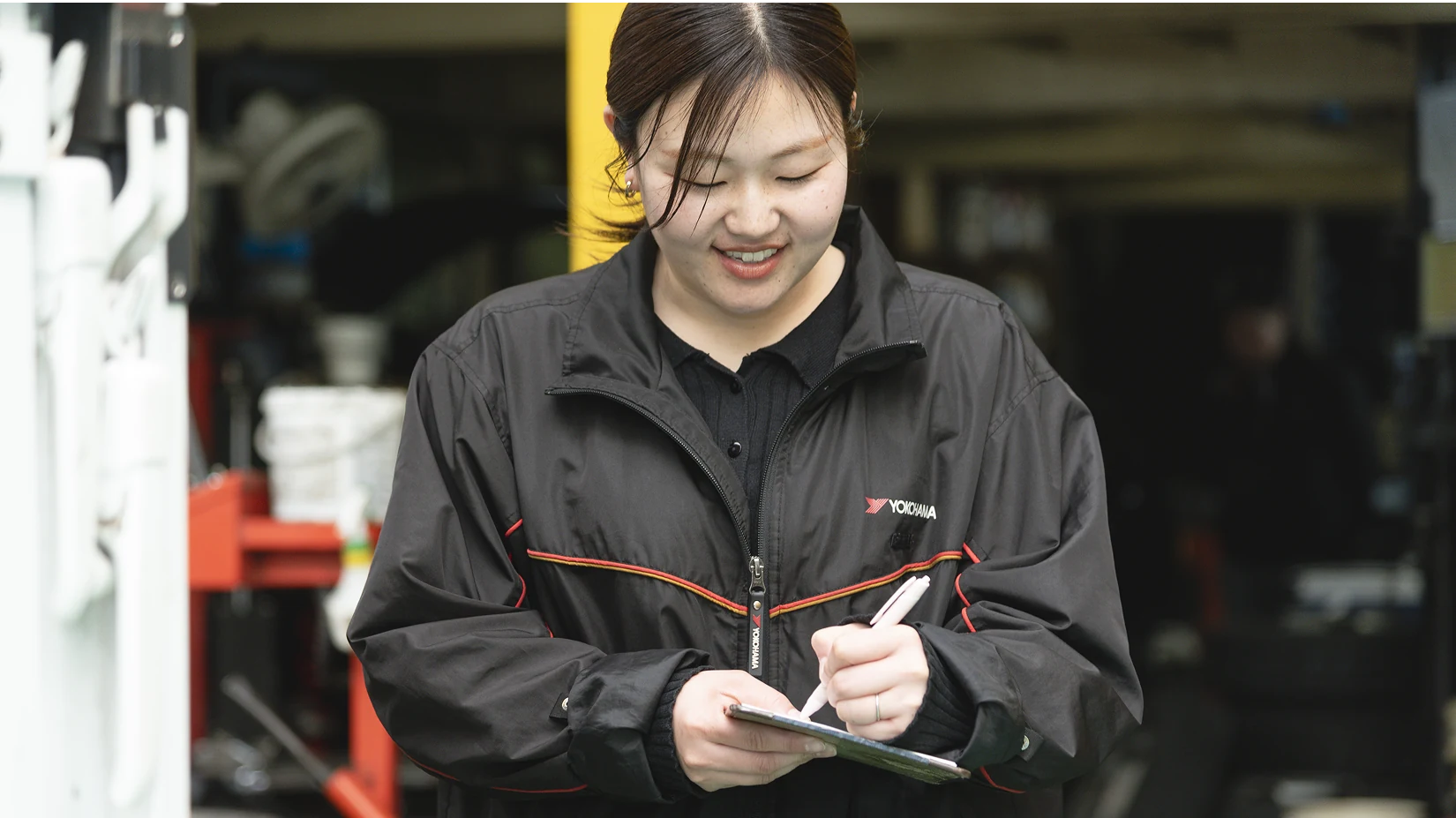 作業伝票を記入するスタッフ